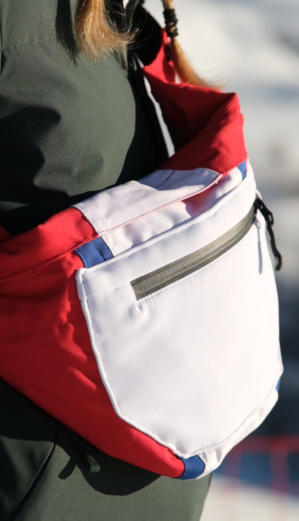 sac banane grand format avec poche extérieure. solide, imperméable et unique. pièce upcyclé en savoie, france.