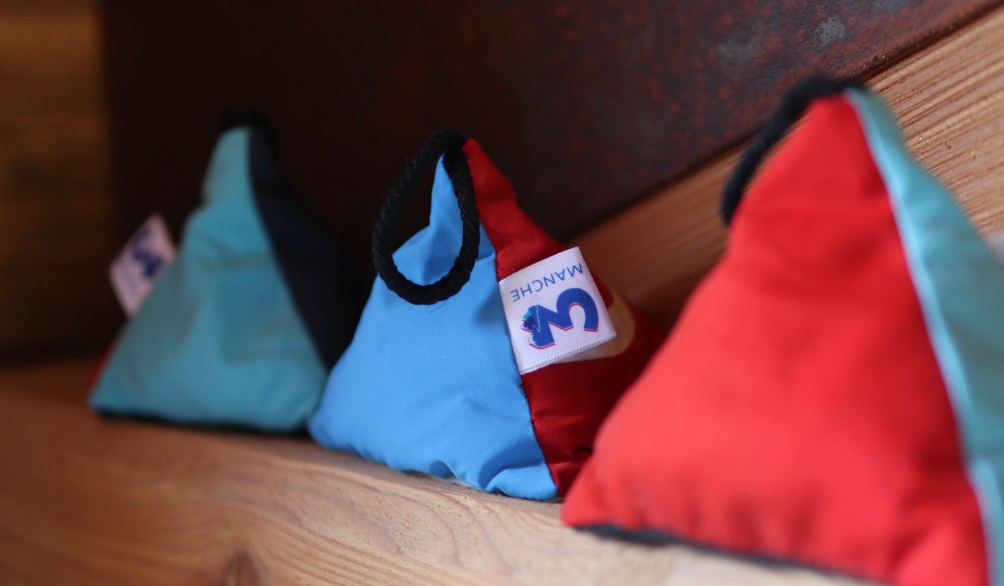 cale porte, bloque porte upcyclé en savoie. Avec tenues de moniteurs de ski et chutes de textile. 3eme Manche, maison d'upcycling française.
