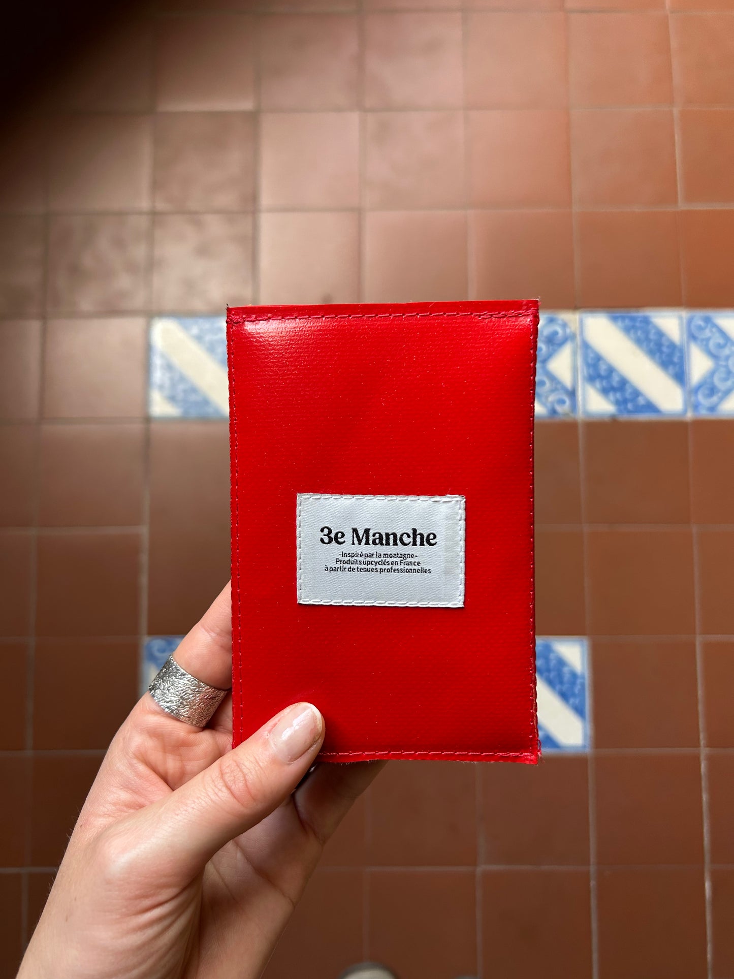 Pochette passeport upcyclée
Étui à passeport en bâche PVC recyclée
Pochette passeport made in France
Accessoire de voyage durable
Porte-passeport écoresponsable