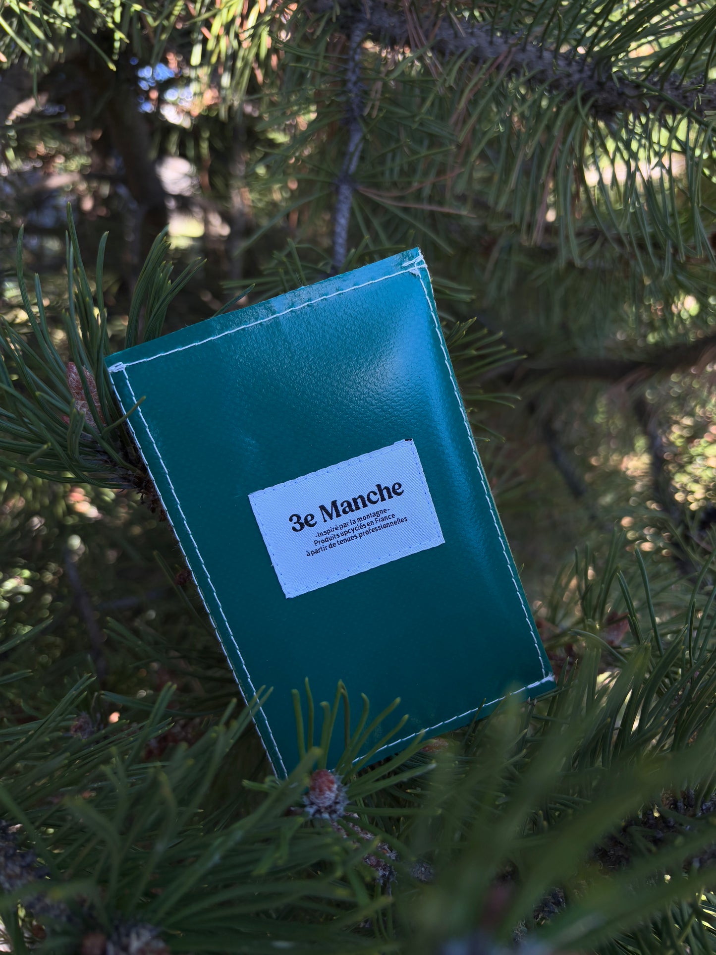 Pochette passeport écoresponsable à offrir
Idée cadeau durable pour amateurs de voyage
Étui à passeport chic et recyclé pour Noël
Offrir un accessoire de voyage unique et upcyclé
Cadeau pratique et écologique pour globe-trotters