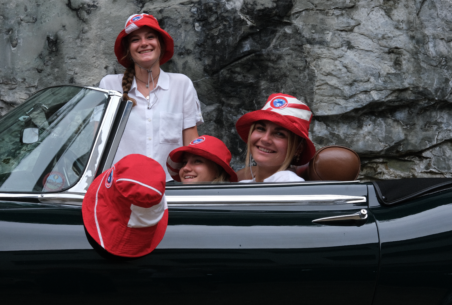 bob chapeaux upcyclé surcyclé recyclé en France. Production éthique et solidaire. Solide et imperméable. Bob avec cordon de maintient