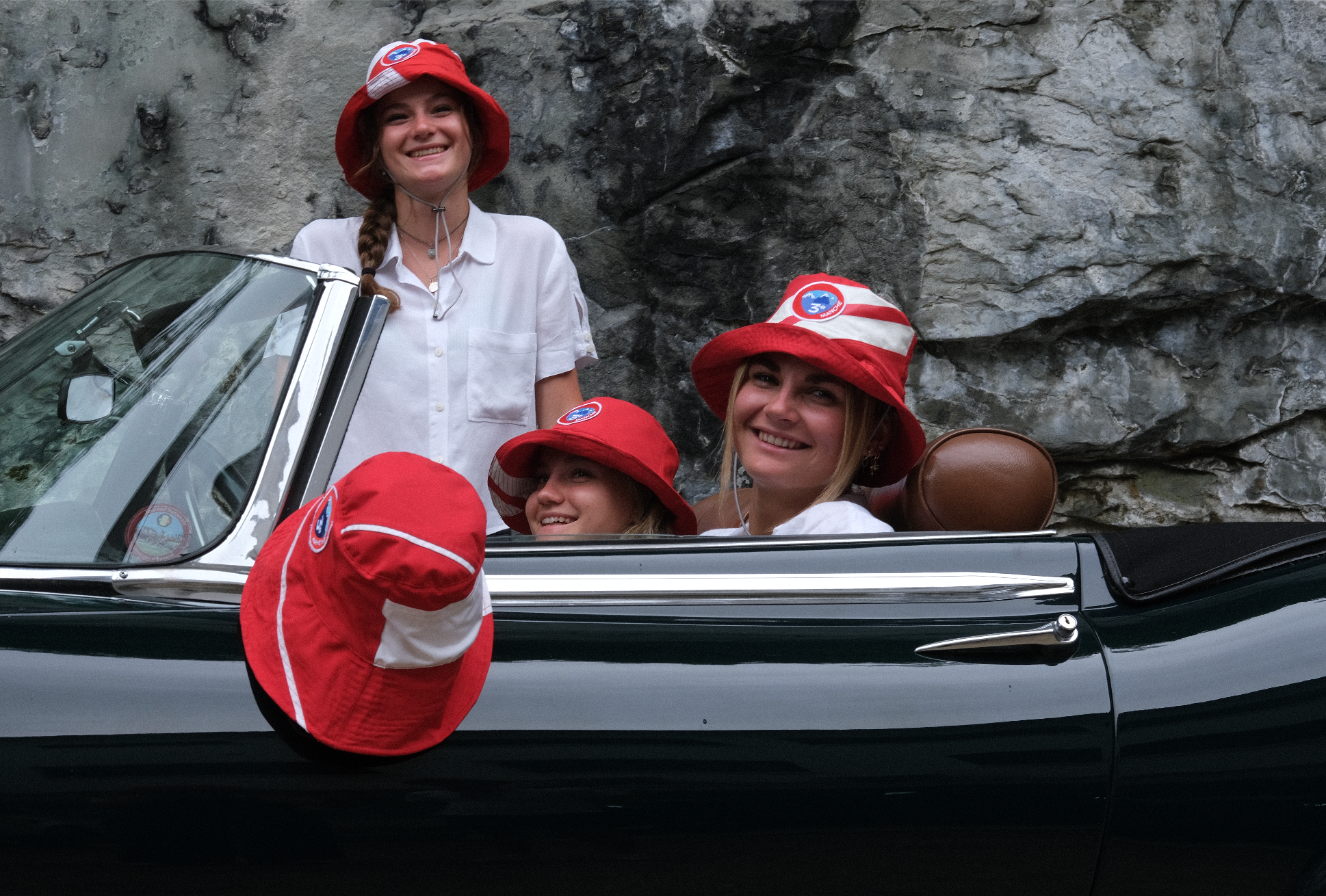bob chapeaux upcyclé surcyclé recyclé en France. Production éthique et solidaire. Solide et imperméable. Bob avec cordon de maintient