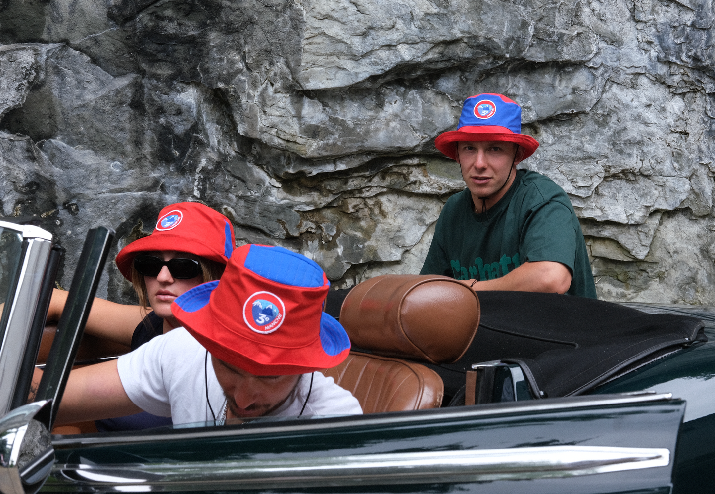 Bob chapeau avec cordon élastique de sureté. solide et imperméable. chaque pièce est unique. Produit upcyclé, recyclé, surcyclé. 3e Manche, 3ème Manche, 3eme Manche 