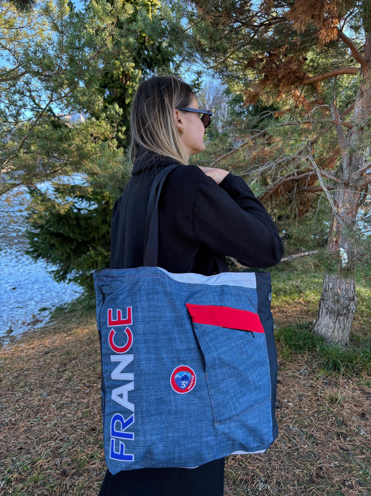 Sac cabas upcyclé
Sac cabas fabriqué en France
Sac cabas à partir de tenues de ski
Sac écoresponsable made in France
Sac durable et recyclé