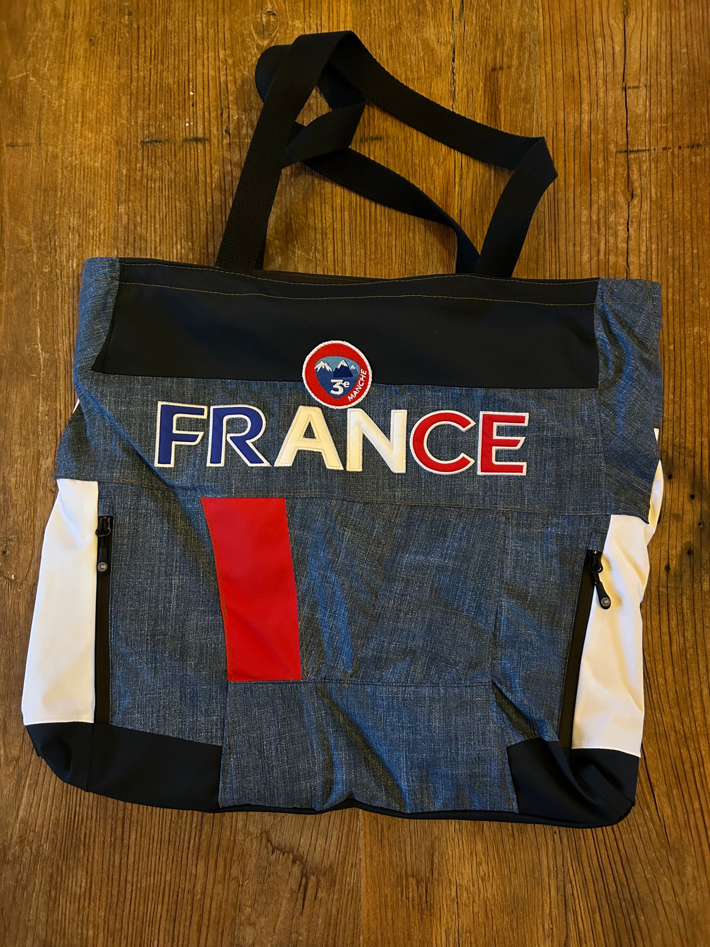 Sac d’hiver écoresponsable
Cadeaux pour un Noël écologique et sportif
Upcycling textile hiver pour cadeaux uniques
Sac à offrir aux amateurs de ski et de montagne