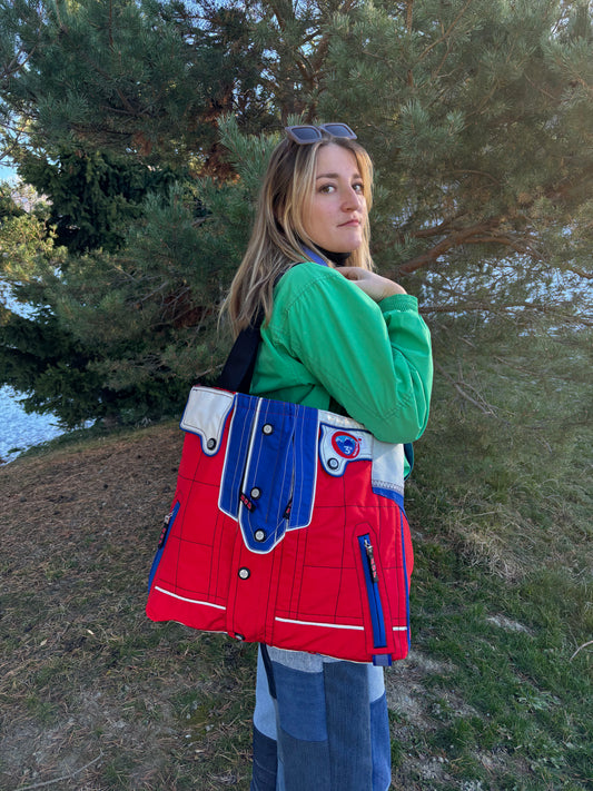 Sac cabas écologique en matériaux recyclés
Idées cadeaux de Noël écoresponsables made in France
Sac cabas tendance fabriqué à partir de vêtements recyclés
Accessoires éthiques et uniques pour Noël
Sac cabas original et durable à offrir
